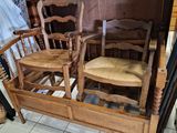 deux chaises et un lit dans une chambre