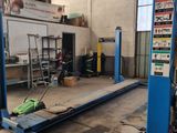 une image d'une voiture en cours d'entretien dans un garage