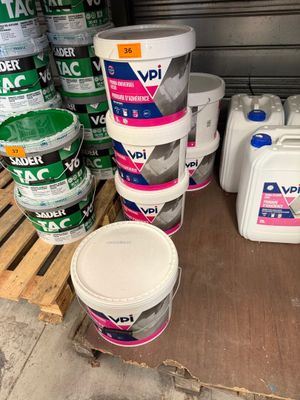 plusieurs seaux de peinture posés sur une palette