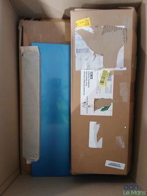 une boîte en carton contenant une pile de papiers
