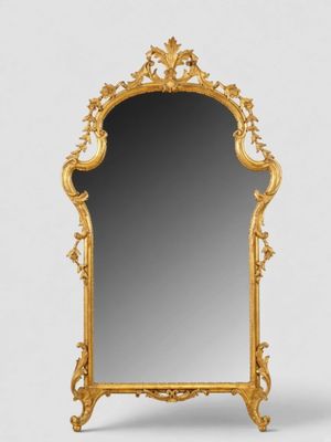 un miroir sculpté avec un cadre doré sur fond blanc
