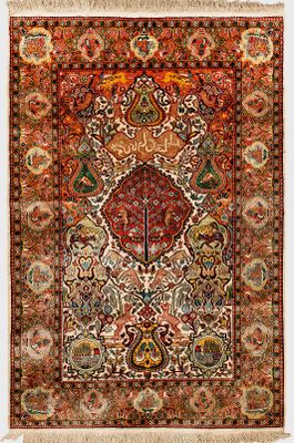 un tapis persan antique avec un motif floral sur fond blanc