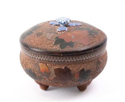 JAPON, époque Edo, coupe couverte tripode en porcelaine pati…