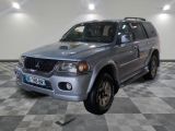 un SUV argenté garé dans une pièce au sol en damier