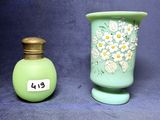 deux vases placés l'un à côté de l'autre sur un fond bleu