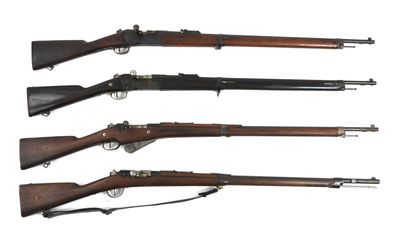 quatre types d'armes à feu différents sont représentés sur un fond blanc