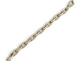 gros plan d'un bracelet en chaîne en or sur fond blanc