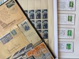 de nombreux timbres différents posés sur une feuille de papier posée sur une table