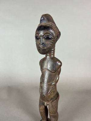 une image représentant une statue d'une personne portant un chapeau