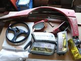 une photo d'une table sur laquelle se trouvent un volant, un volant et d'autres objets