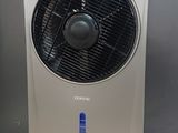 un petit ventilateur posé sur une table