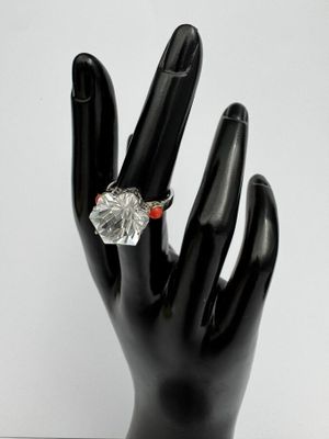 main de mannequin noire avec une bague en diamant au doigt