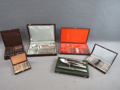 plusieurs types d'argenterie dans un coffret posé sur une table