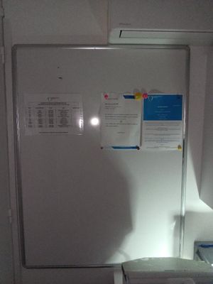 un réfrigérateur blanc dans le coin d'une cuisine
