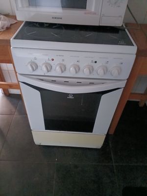 un micro-ondes et une cuisinière dans une petite cuisine