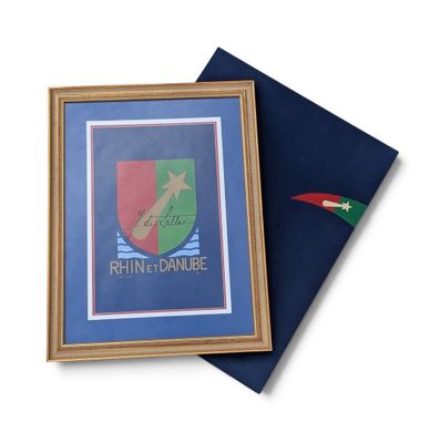 deux photos encadrées représentant un drapeau et un blason