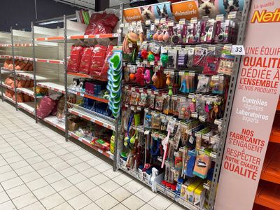 de nombreux articles à vendre sur les étagères du magasin