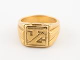une image représentant une bague-sceau en or avec un sceau carré au centre