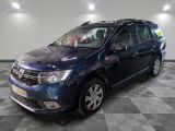 une photo d'une dacia bleue garée sur un sol en damier