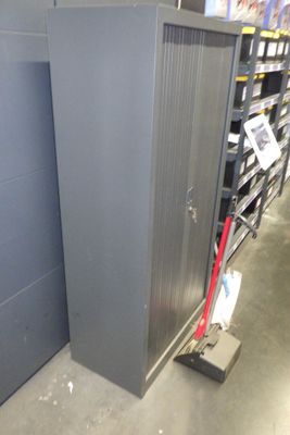 une armoire métallique au milieu d'une pièce