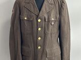 une photo d'une veste militaire sur un mannequin