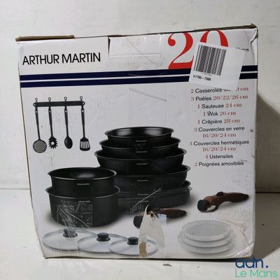une boîte contenant un ensemble de casseroles et poêles noires