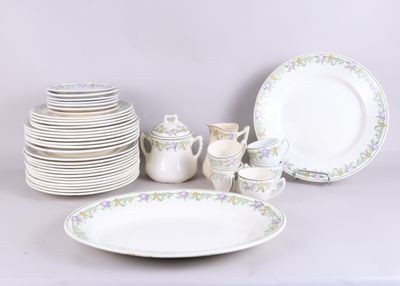 beaucoup d'assiettes et de tasses sur la table