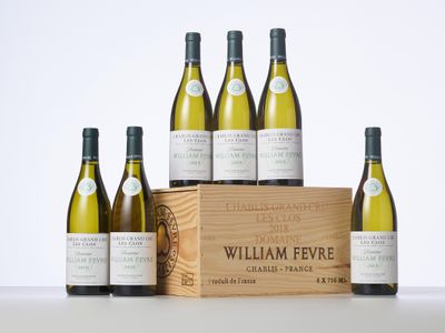 six bouteilles de vin blanc dans une caisse en bois posée sur une table