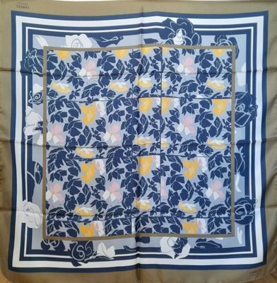 une écharpe bleue et jaune ornée de fleurs blanches