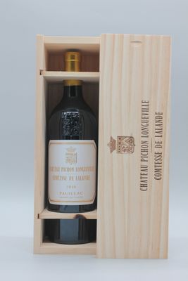 une image représentant une bouteille de vin dans un coffret en bois