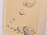 une photo d'un dessin accroché au mur d'une pièce