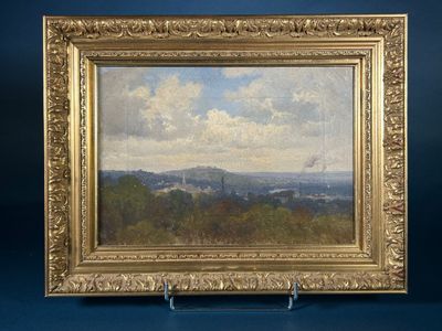 une peinture à l'huile représentant un paysage avec des arbres et des nuages, dans un cadre doré