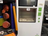 une photo d'un distributeur automatique dans un magasin