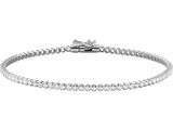 un bracelet tennis en or blanc serti de diamants sur fond blanc