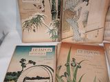 six livres posés sur une table blanche recouverte d'une nappe blanche