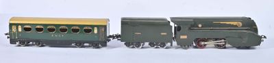 deux petits trains assis côte à côte sur une surface blanche