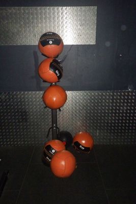 Plusieurs balles orange sont empilées les unes sur les autres sur une table