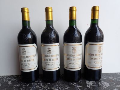 trois bouteilles de vin sont alignées sur une table
