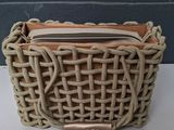 un sac en osier accroché au mur