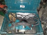 une boîte à outils bleue avec des outils à l'intérieur
