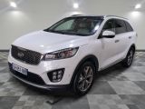 le 4x4 blanc est garé sur un carrelage à carreaux