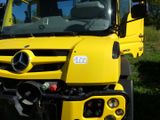 un gros camion jaune garé dans l'herbe