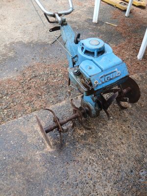 une petite machine bleue posée par terre