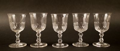 quatre verres à vin vides alignés sur une surface noire