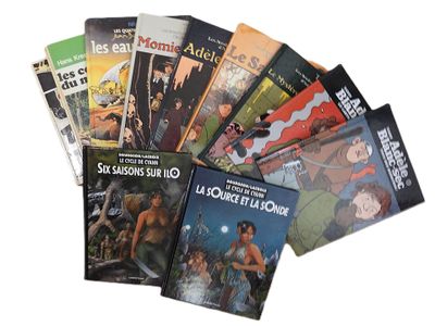 un grand nombre de livres posés sur une table