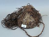 un petit sac à main muni d'une chaîne, posé sur une surface blanche