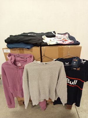 une pile de pulls et d'autres vêtements exposés