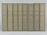 six livres d'affilée ornés de motifs en feuille d'or