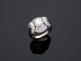 une bague en diamant et plaquée platine, signée Van Cleef