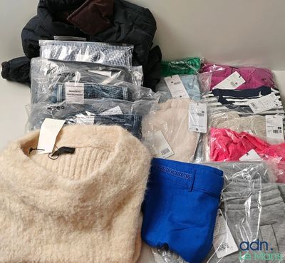 une pile de vêtements posée sur une table